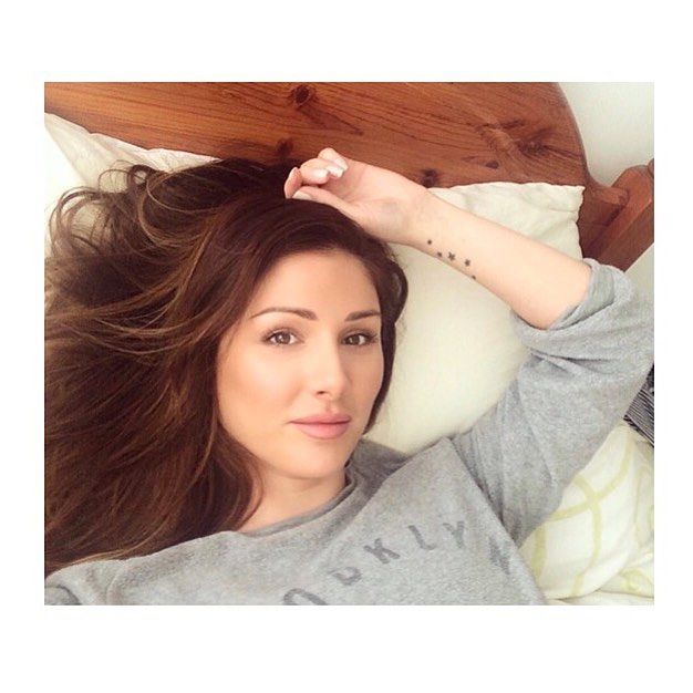 Lucy Pinder In Bed Scrolller