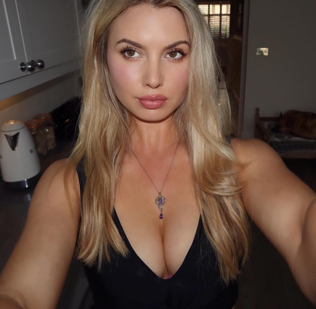 Lucy Robson Scrolller