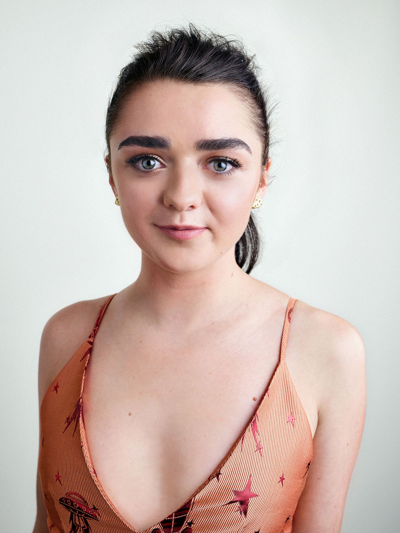 maisie-williams-would-look-good-with-cum-all-over-her-face-and-chest