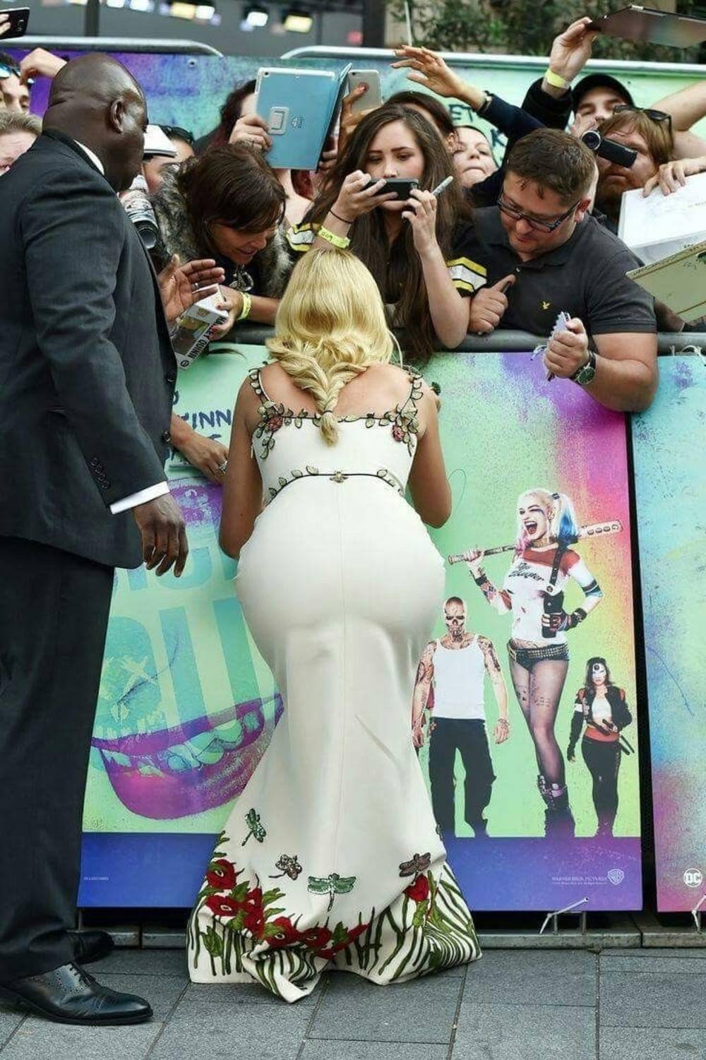 Margot Robbie's ass was made for breeding! Scrolller