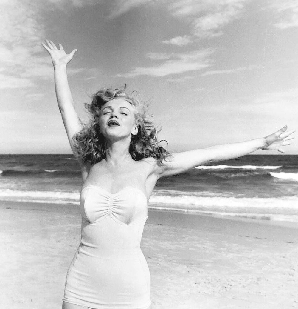 Marilyn Monroe - Taken by Andre de Dienes in 1949.  #marilynmonroe #andrededienes #vintagehollywoodnouveau