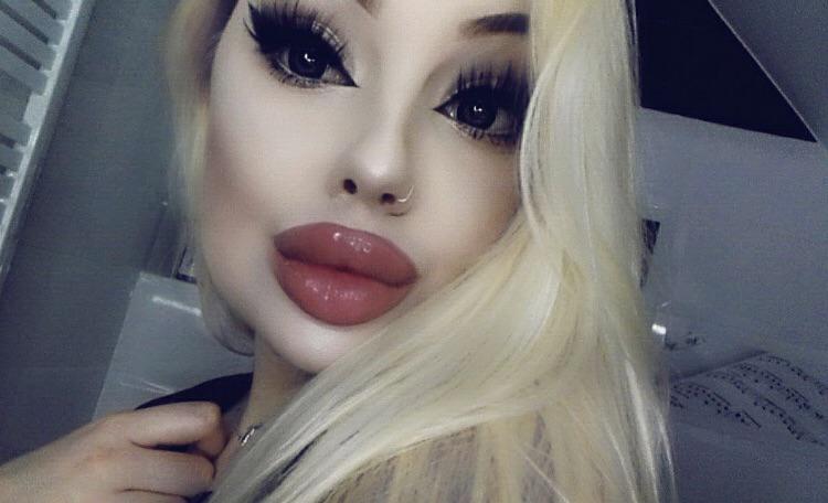 big fake lips barbie😍🔥 | Scrolller