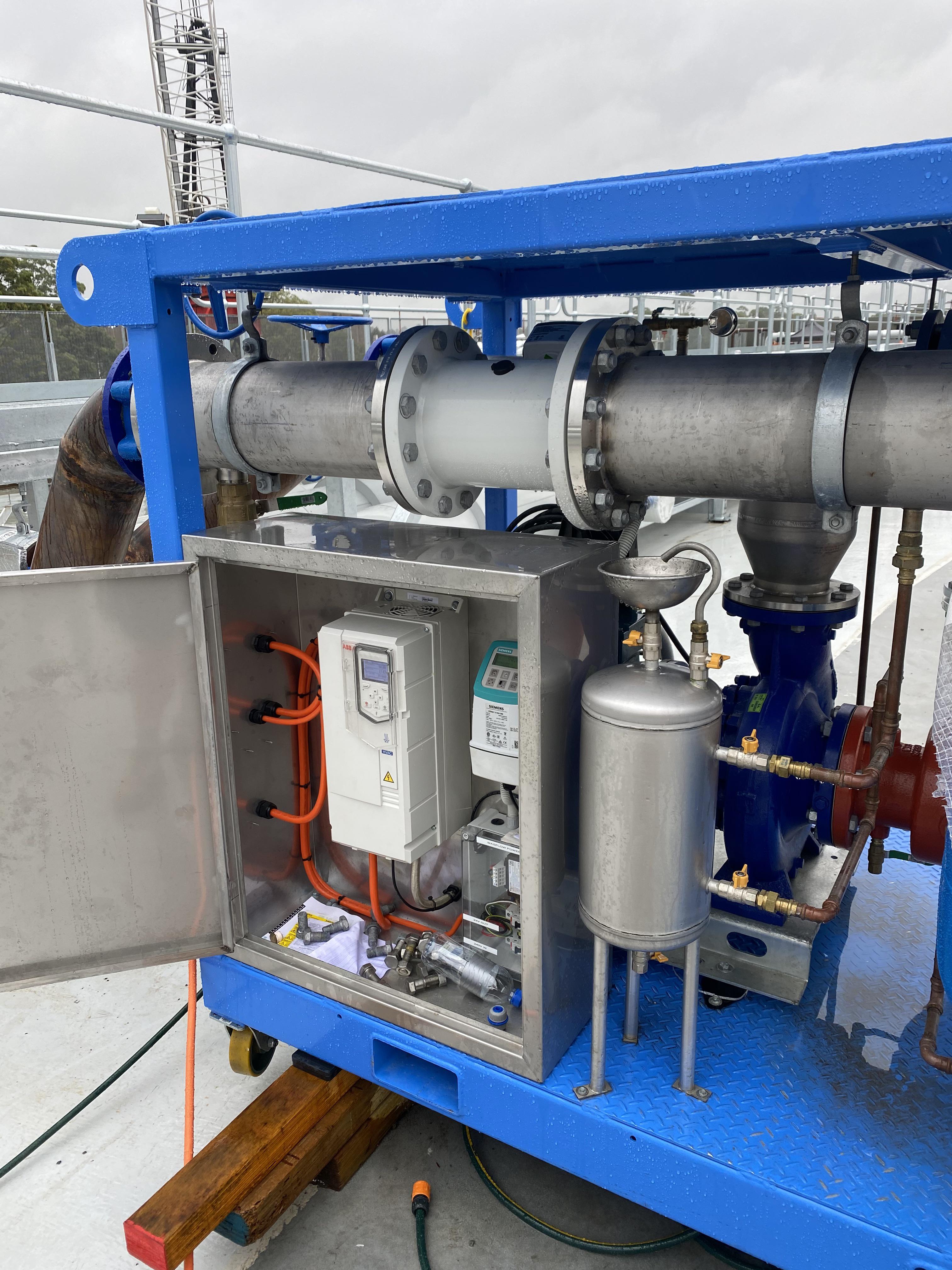 Neat little flushing rig, on a wheelable frane, made for a chilled