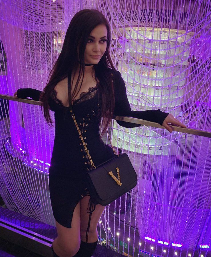 Niece Waidhofer Scrolller