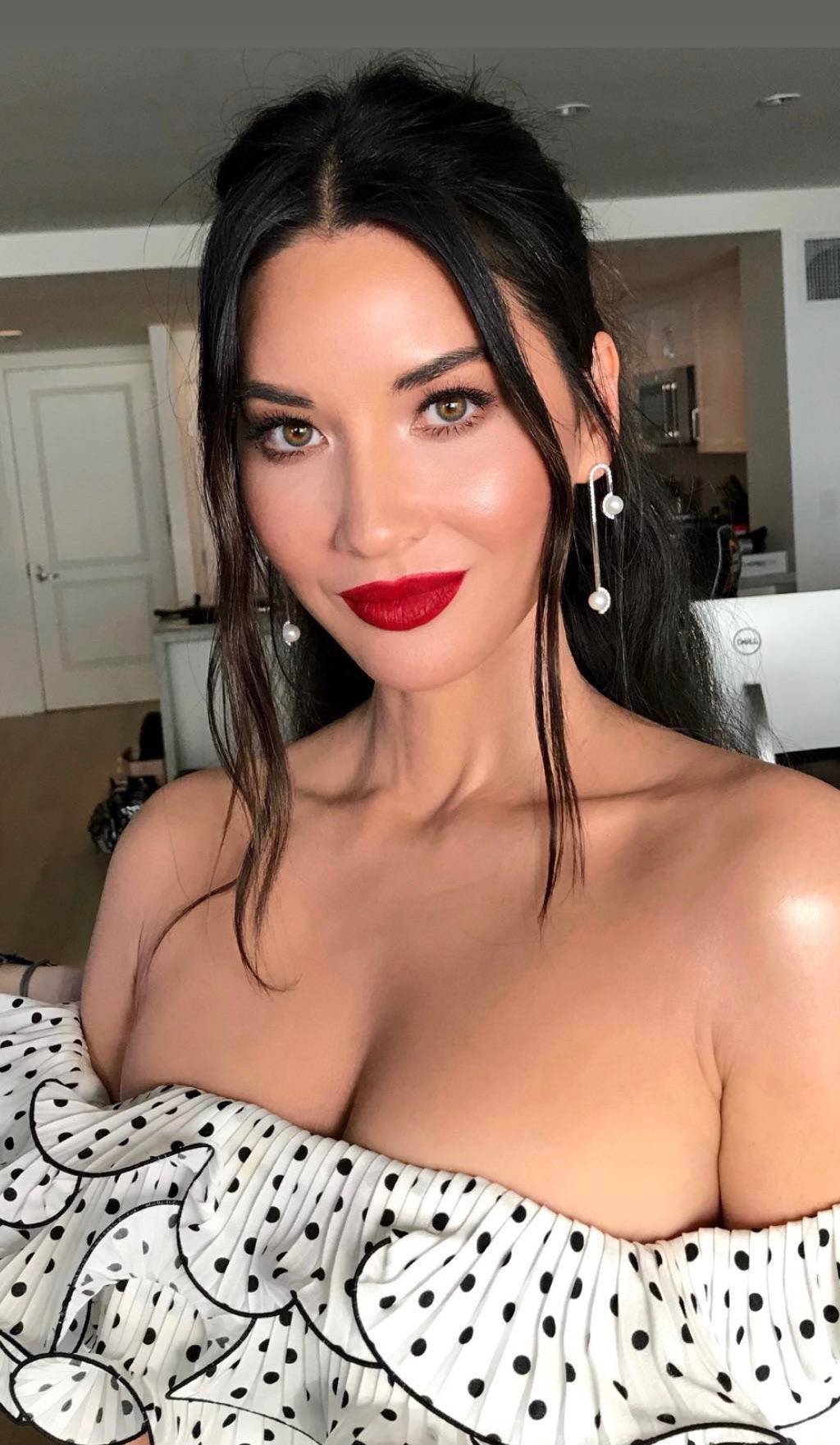 Olivia Munn Scrolller