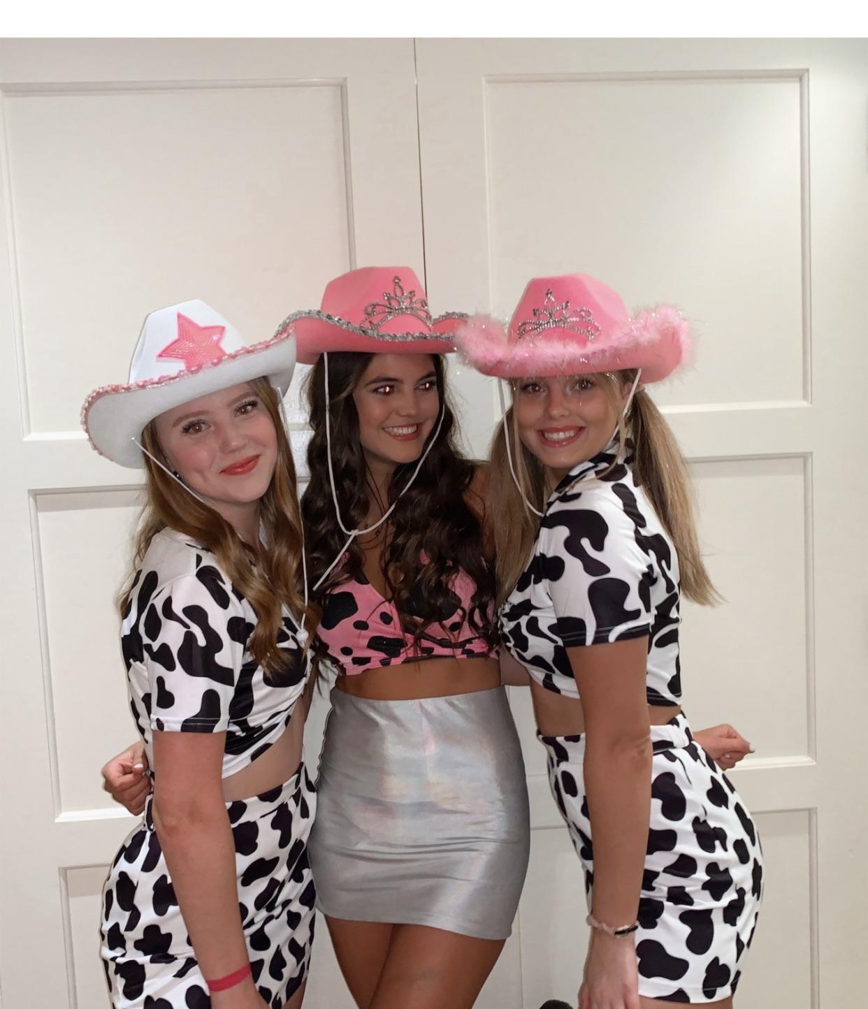 Pink cowgirls | Scrolller