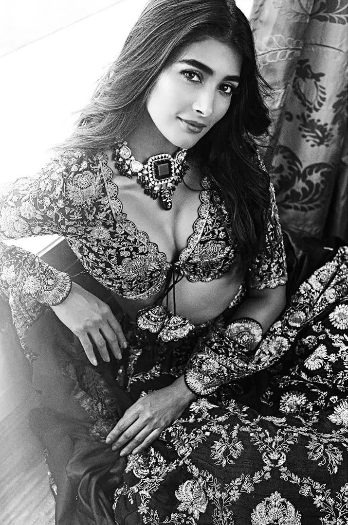 Pooja Hegde Scrolller
