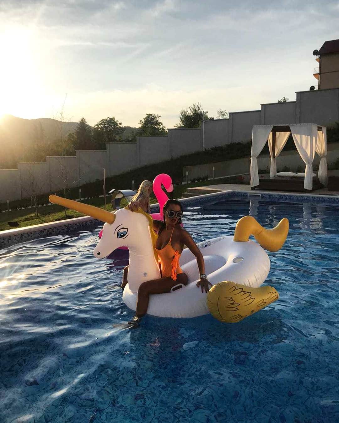 Scrolller Pool Pool party | Scrolller