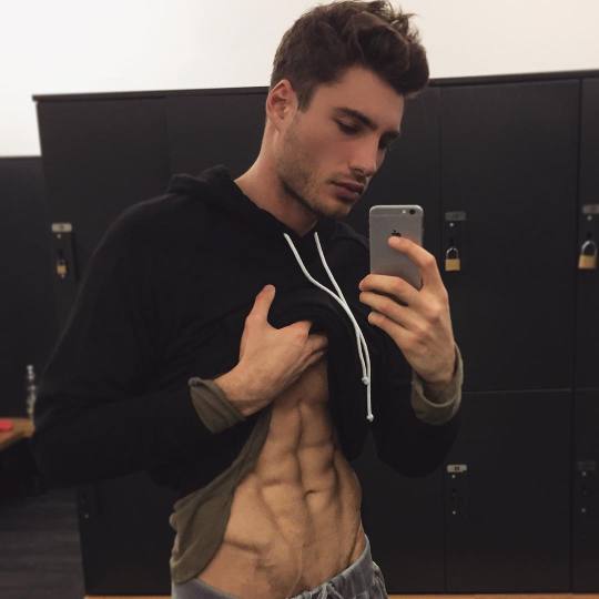 Preworkout selfie? Scrolller