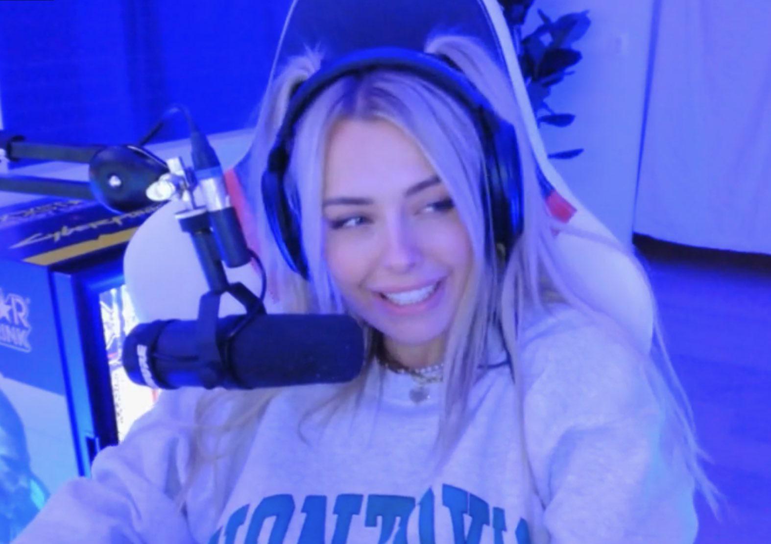 Pretty smile Corina 🥺 Scrolller