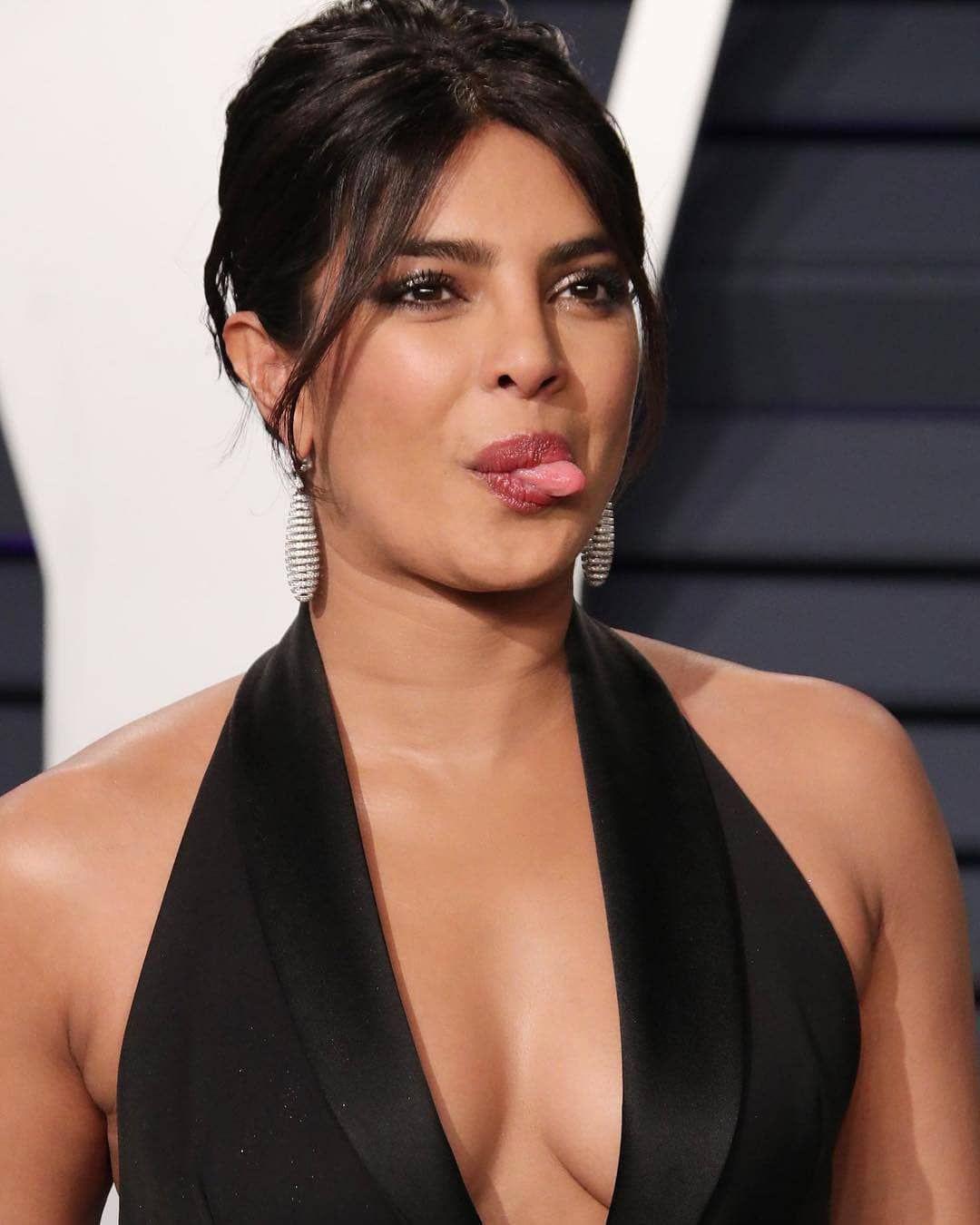 Priyanka Chopra Scrolller 0235