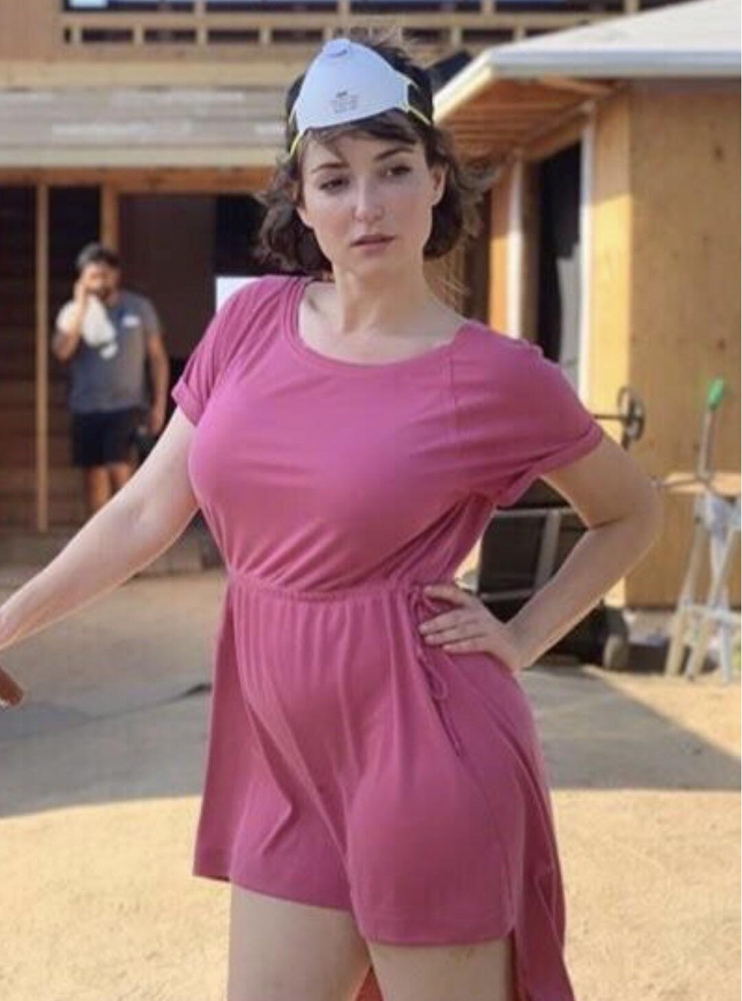 Remember the hot AT&T girl Milana Vayntrub? Looks like she’s been ...