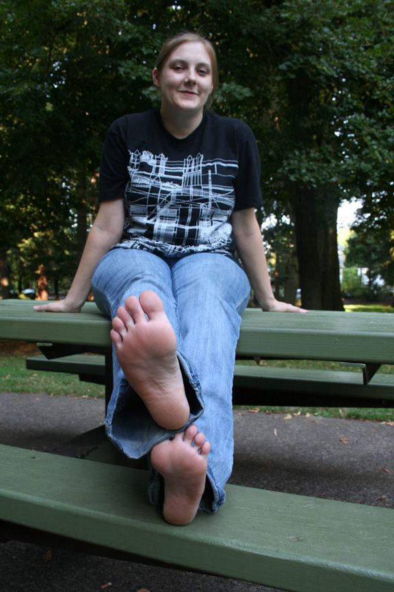 Robyn's Cute Foot Stacking | Scrolller
