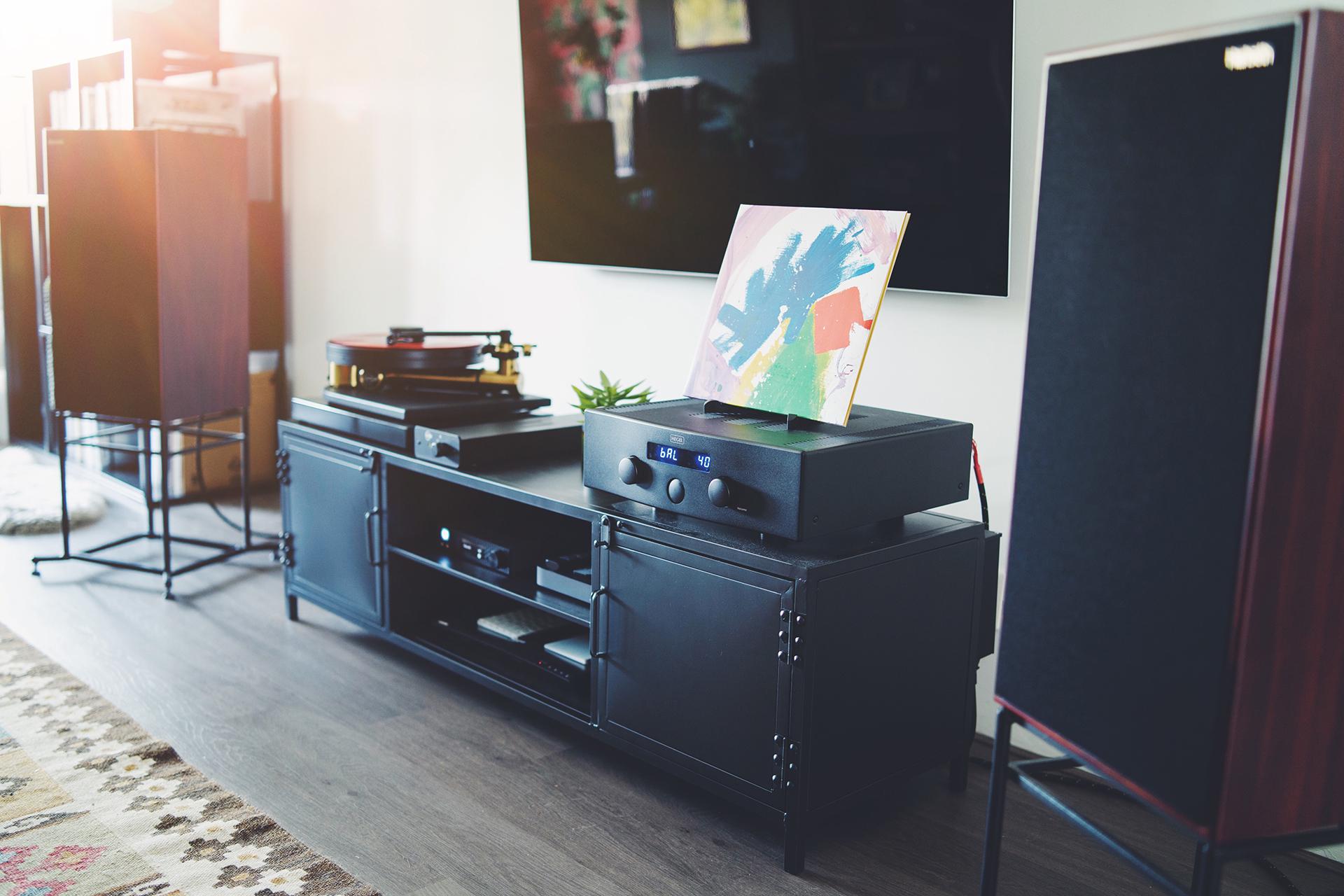 Same multicultural setup, different setting | Scrolller