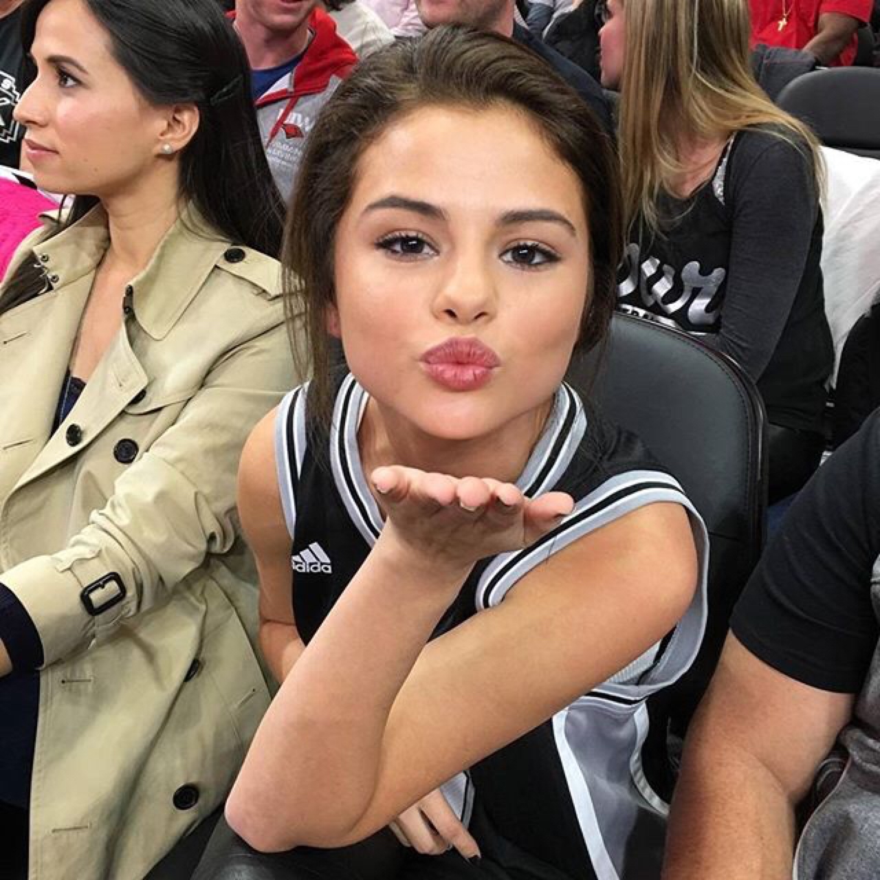 Selena Gomezs Lips Drive Me Crazy Scrolller