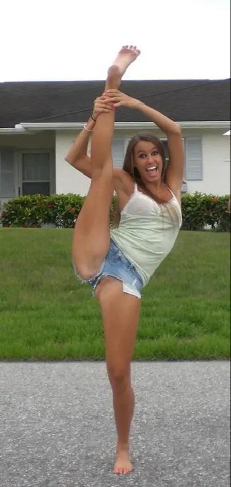 Vertical splits flash in short shorts