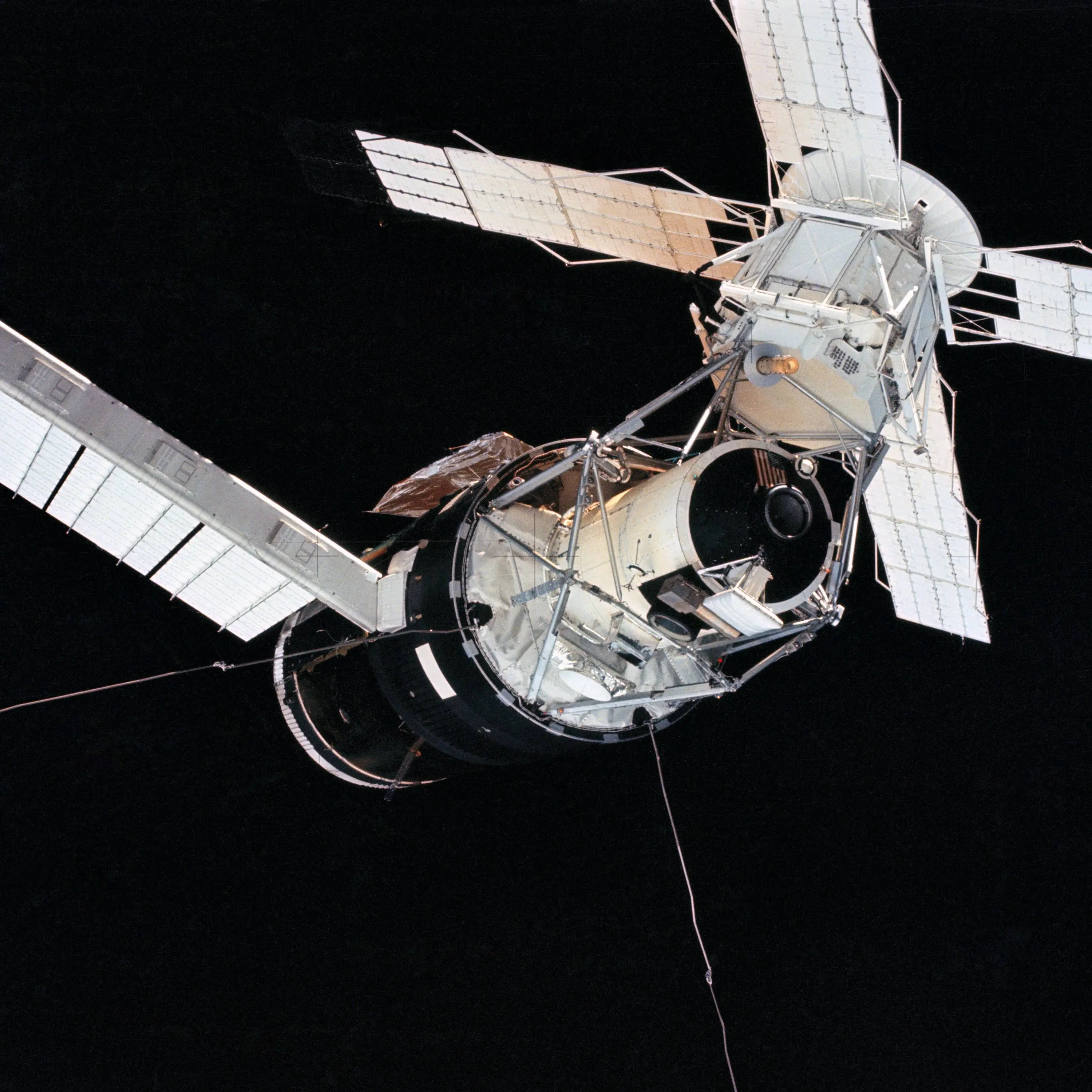 Skylab as seen from the Command Module of Skylab 3 [3000x3000] | Scrolller