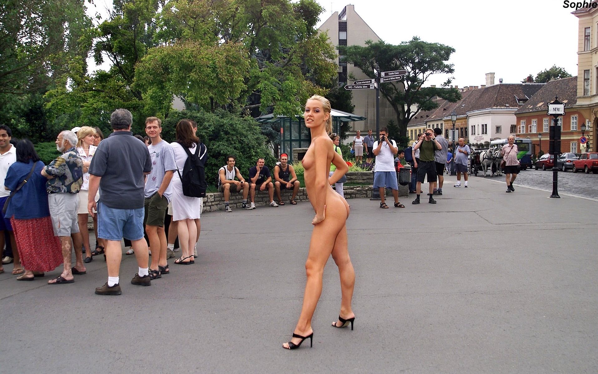 женщина голым на публике фото 114