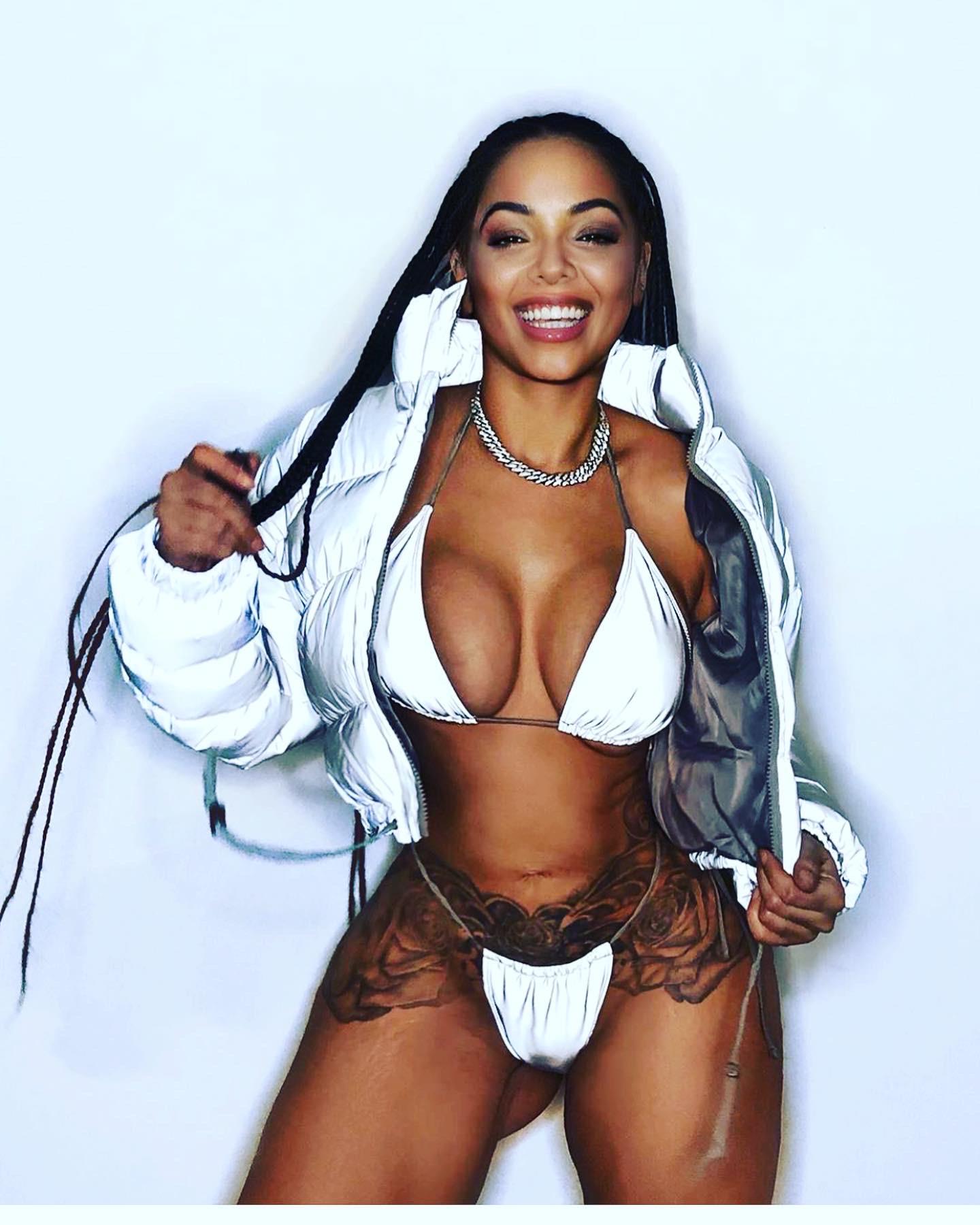 Stephanie Santiago Scrolller