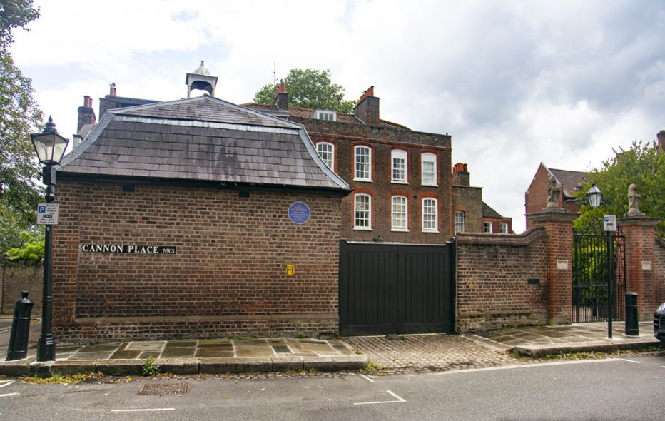 Tenet film location: Kat meets max outside his school: Cannon Hall ...