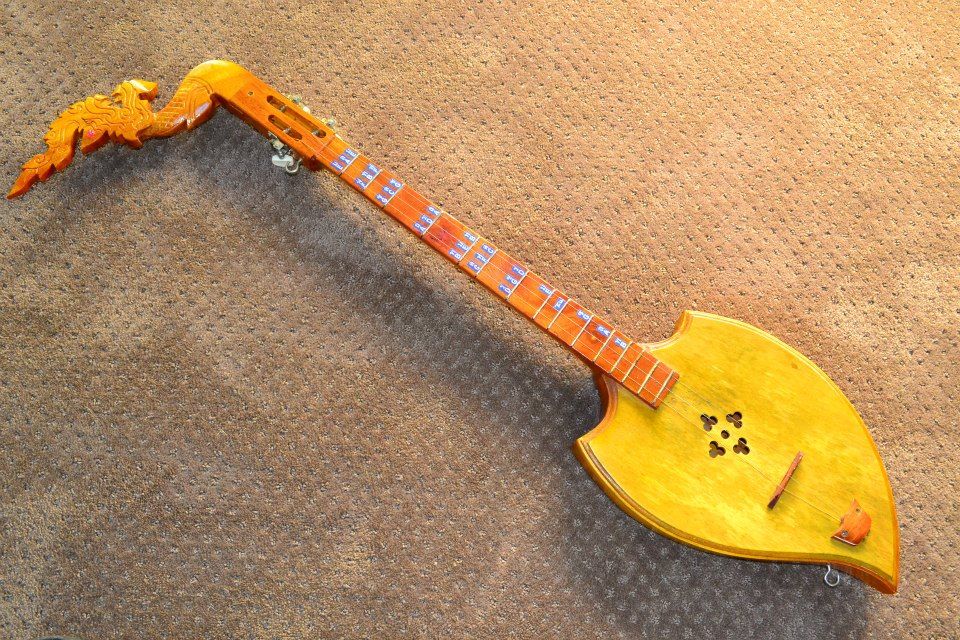 Three stringed instrument called a 'Pin' from Thailand [OC] [960x640 ...