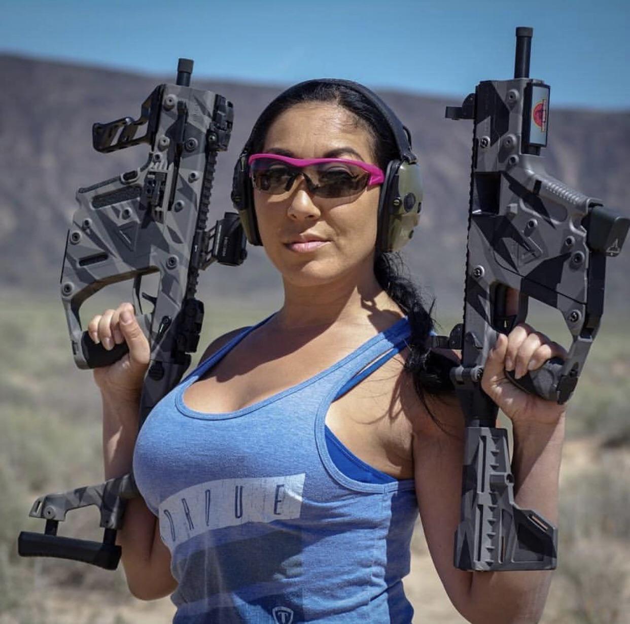 Tracy Lee | Scrolller