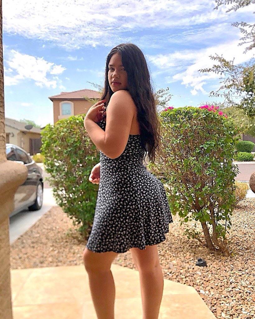 Under that dress Scrolller
