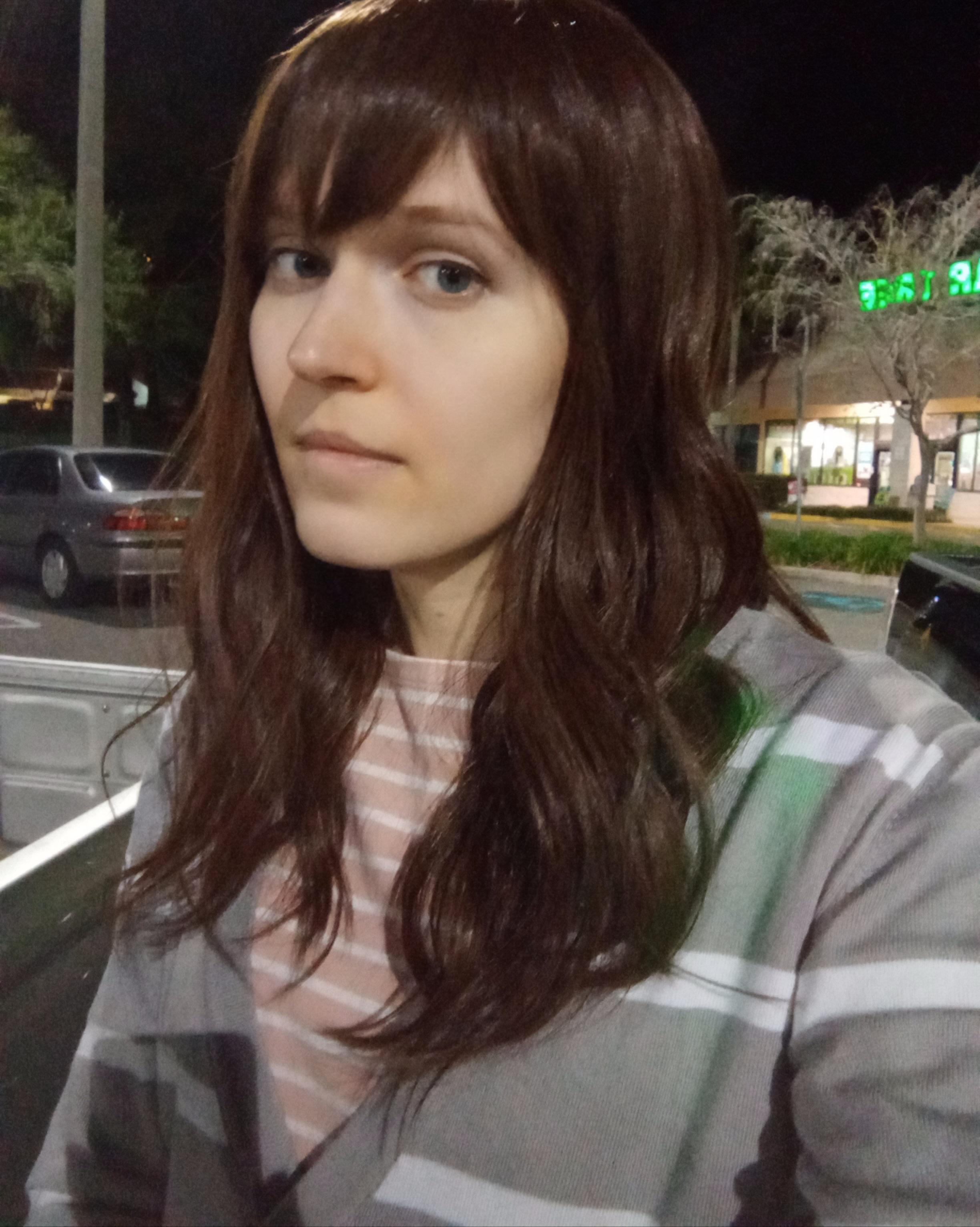 unflattering-photo-in-a-parking-lot-do-i-look-natural-scrolller