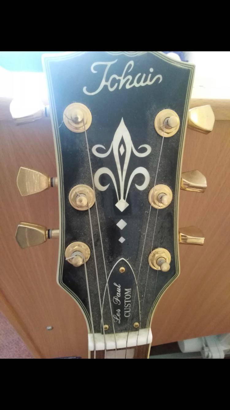 What is this Les Paul guitar? Scrolller