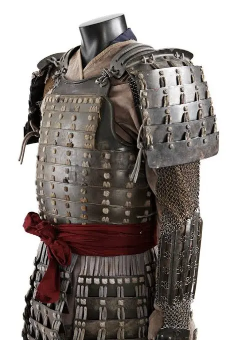 Why does the chest armour lames overlap from the bottom up and not the ...
