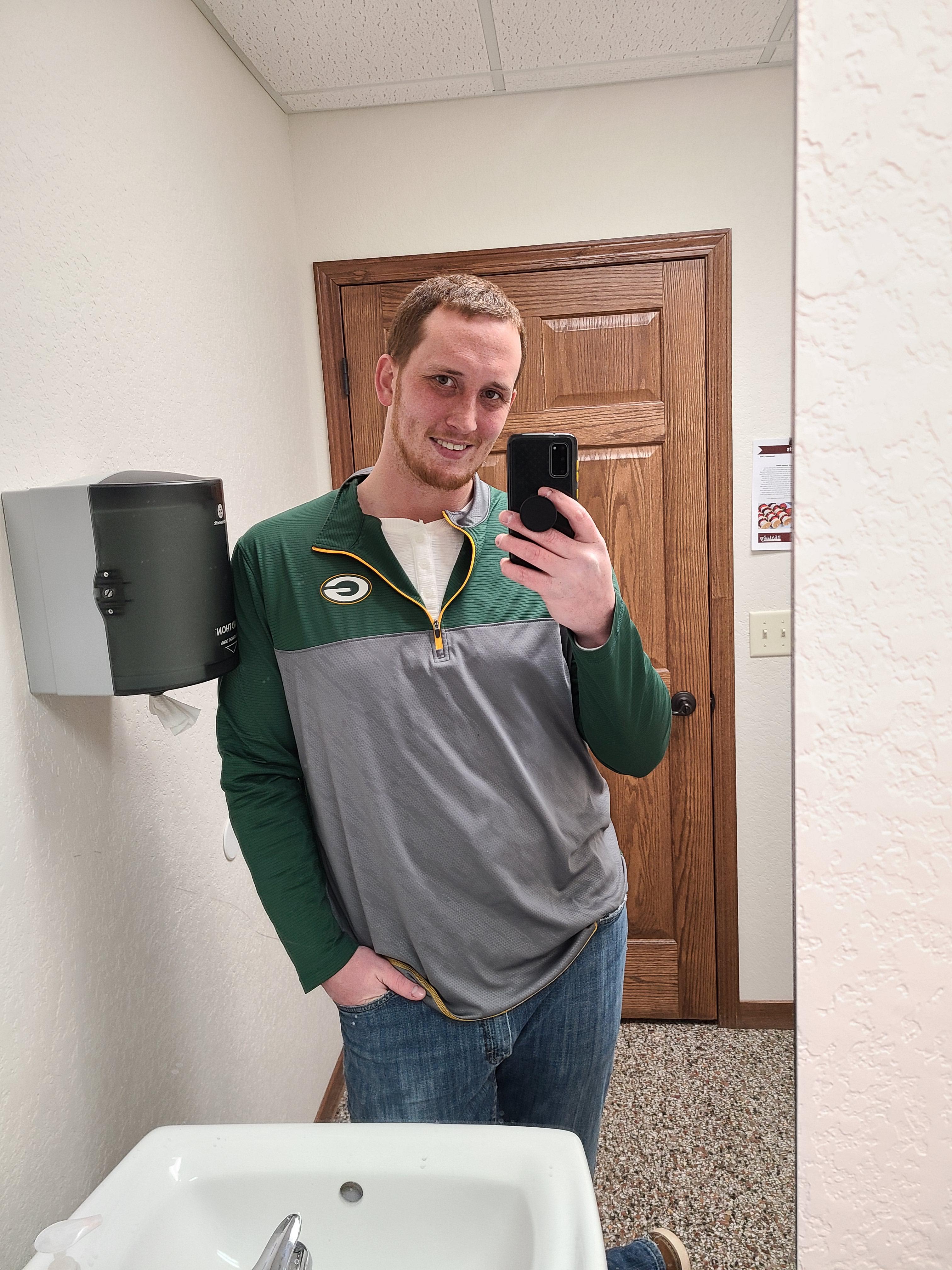 Work bathroom selfie 😋 | Scrolller