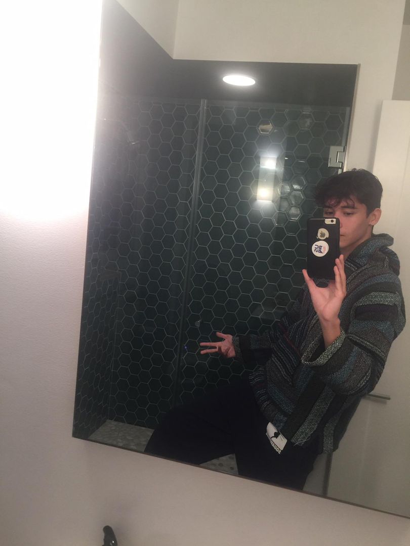 [15m] I’m just a guy being a dude dressin funny and chatting with some homies. Currently watching queens gambit. Pretty solid show. I just want to talk to some people tonight check in on the lives of the reddit persons.
