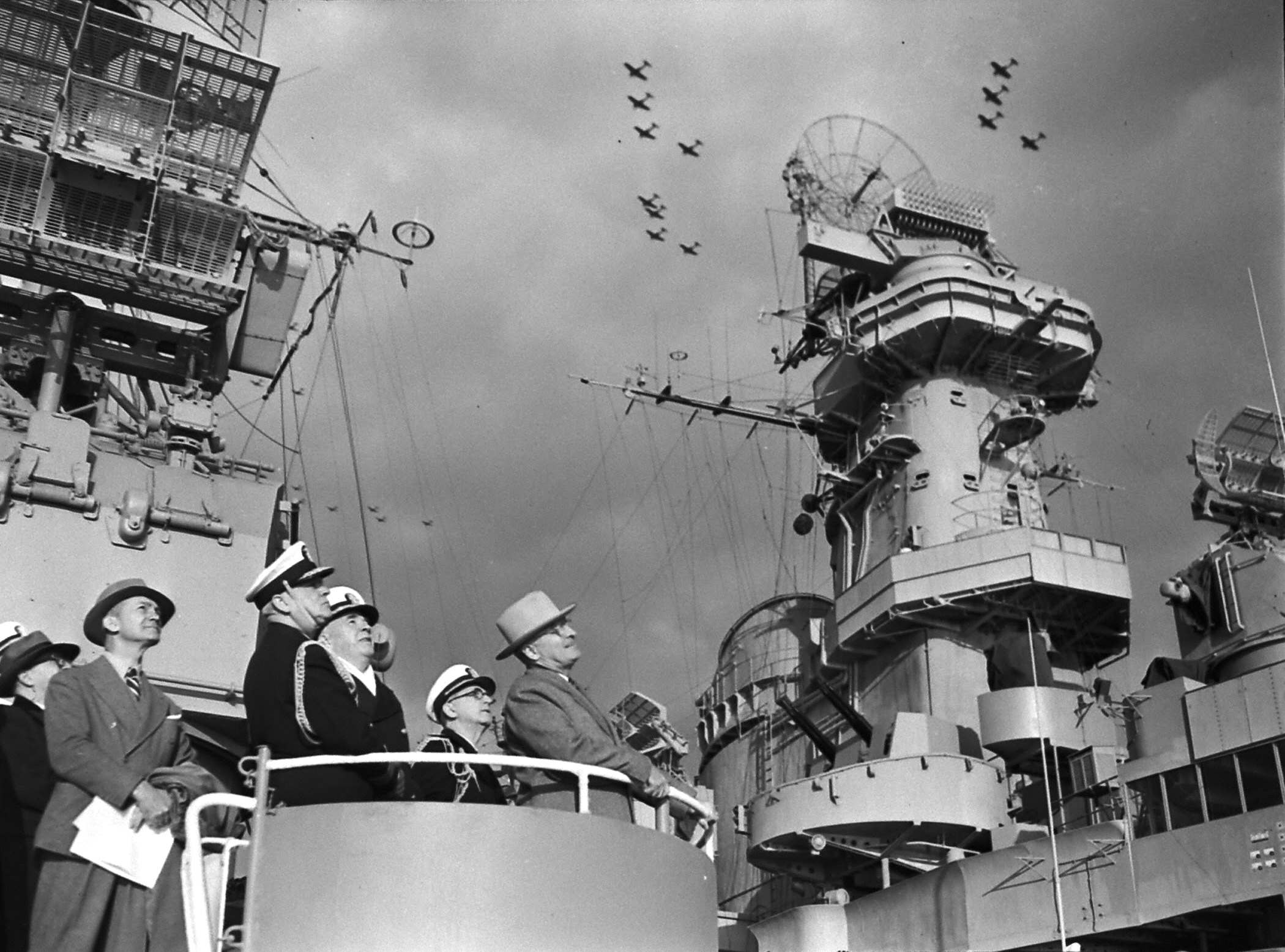 [2100 x 1556] President Harry Truman aboard the USS Renshaw, next to ...