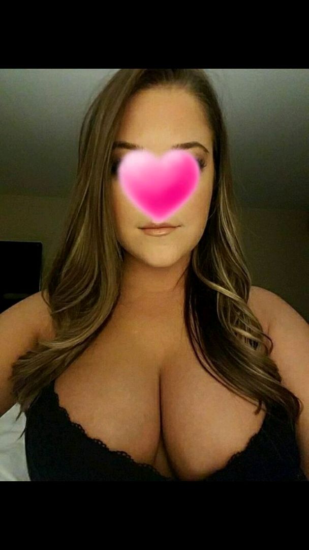 (26) (online) Texas girl, long brown hair, green eyes, petite but curvy and very busty 😏 payforplay pics and videos. Would love to show you a good time 😚