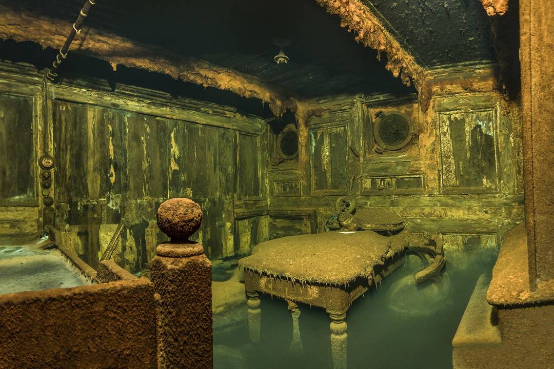 A cabin on board the Aachen, a 19th-century steamship hit by a torpedo in July 1915. Now located at the bottom of the Baltic Sea [2250x1500]
