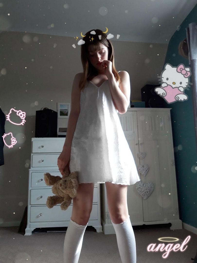 a cute full body pic!! hehe. i might start posting more cute body photos 😉 what do u guys think?