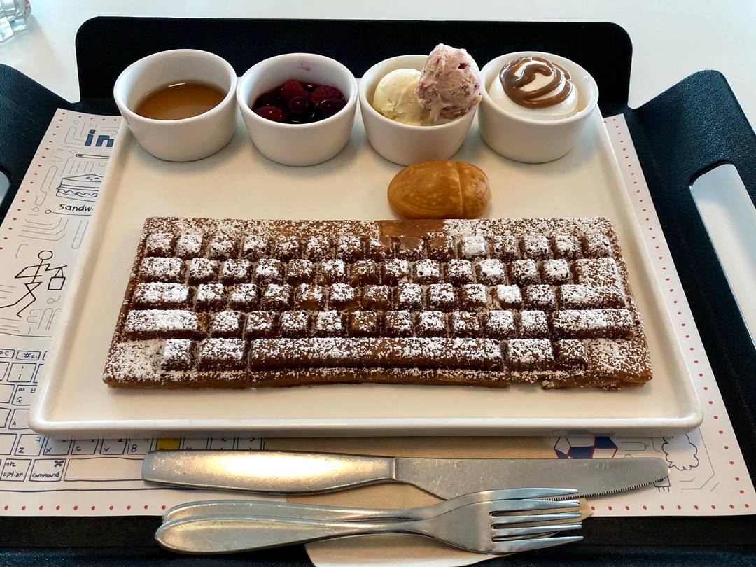 A keyboard waffle with pastry mouse! 😍