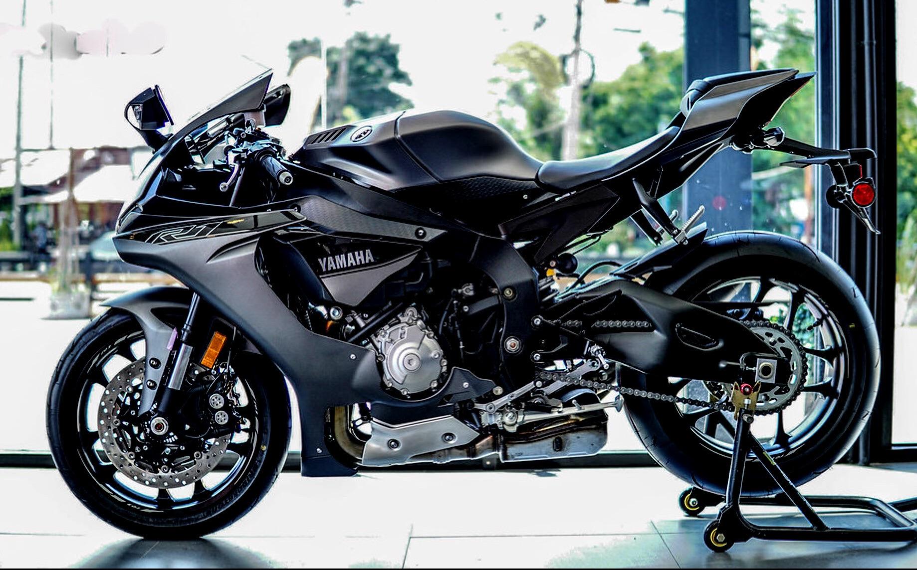 A real beauty, Black Yamaha R1 | Scrolller
