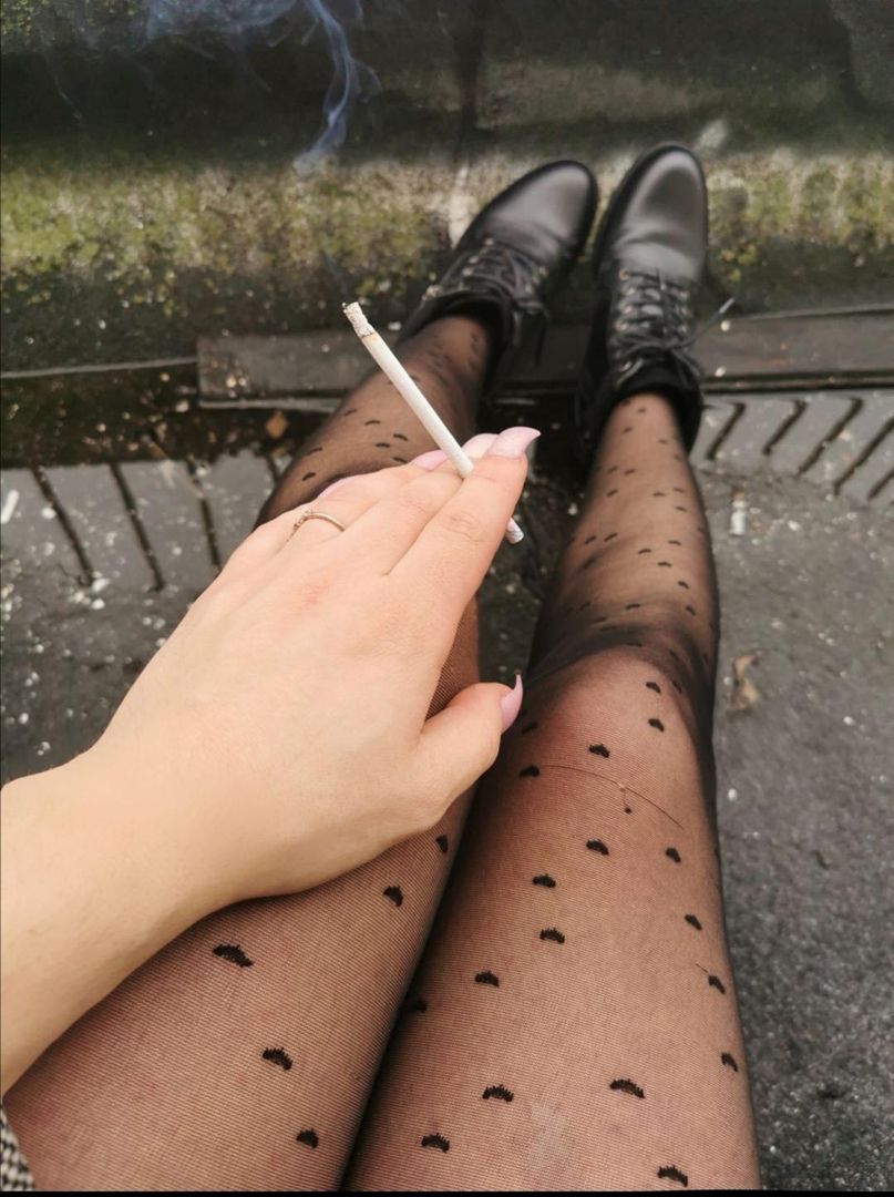 After making your nails, it's time to smoke 💕