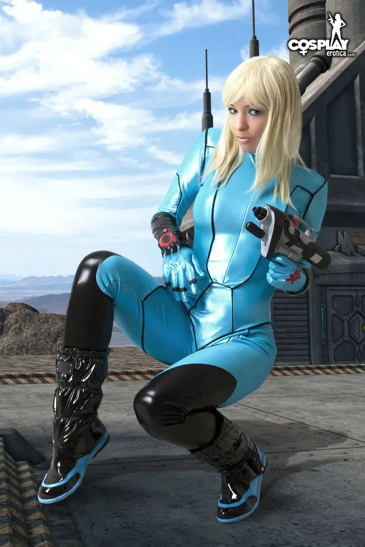 Mea Lee as Samus Aran from Metroid in a shiny blue bodysuit and black boots