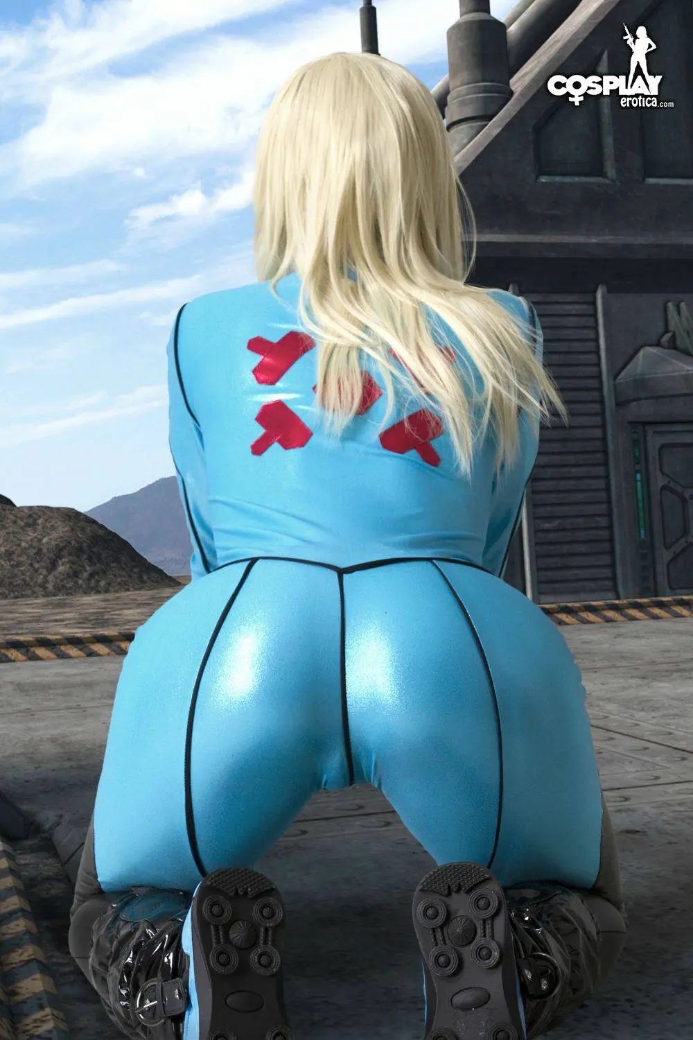 Mea Lee as Samus Aran from Metroid in a shiny blue bodysuit and black boots