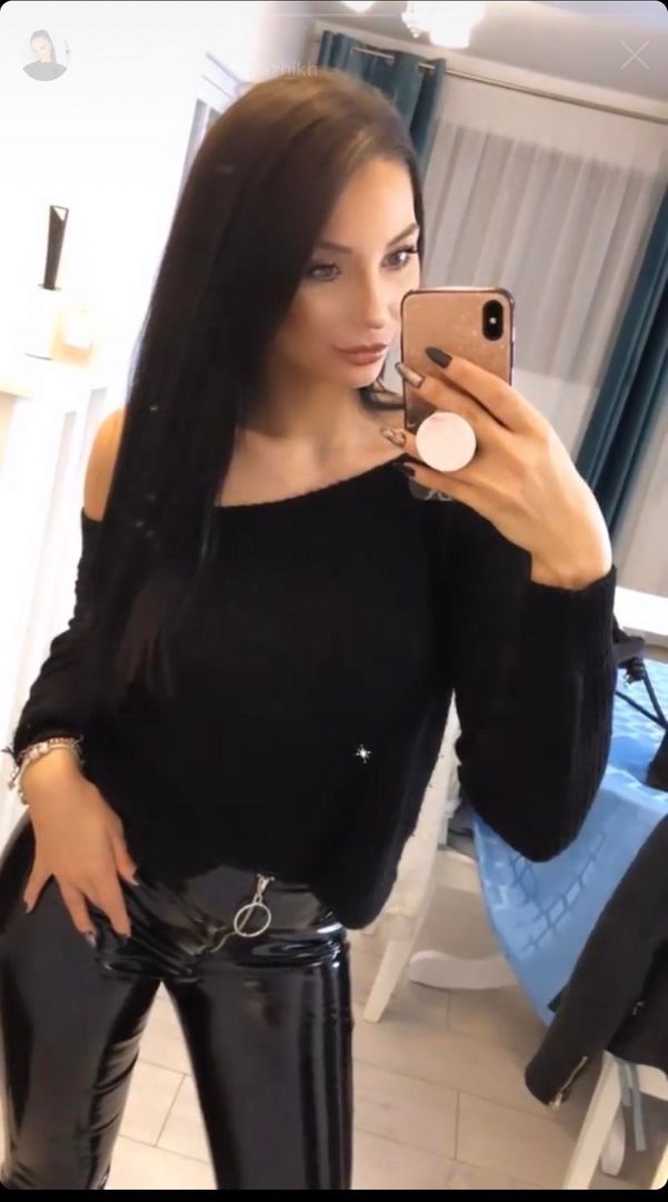 Ana is back with her shiny pants 🔥