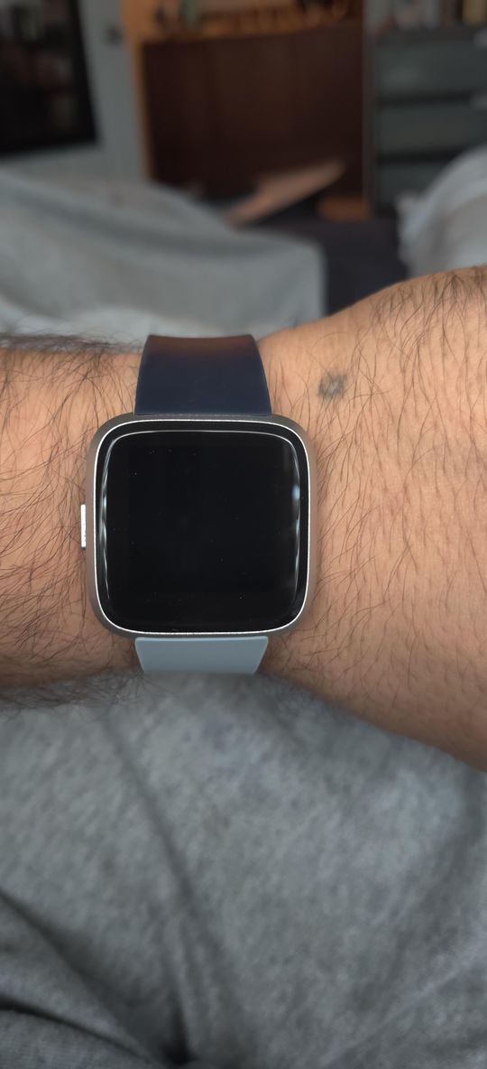 Anybody else use two different colored bands for their Fitbit? My fiance gave me her old versa lite but only had one large band. I am really digging having two different colors for my band and was wondering if anyone else does this?