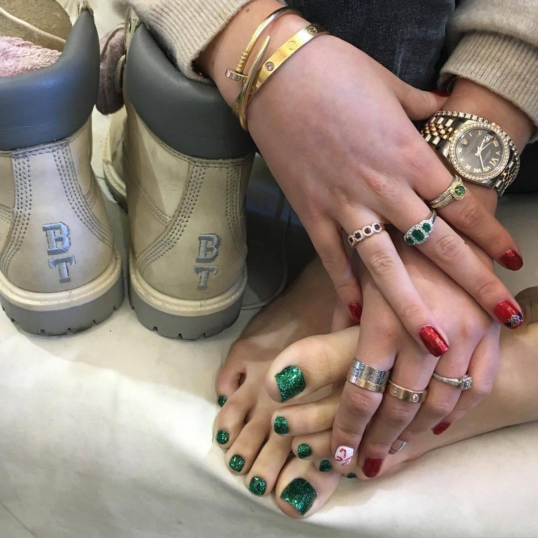 Bella Thorne (Green Glitter Toes HQ)