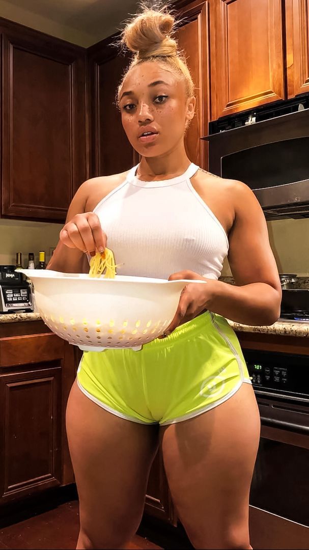 Cameltoe in small shorts 🍝🐫 HQ