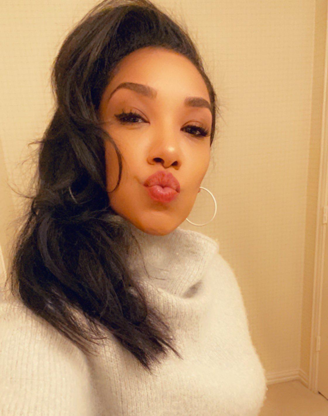 Candice Patton Scrolller