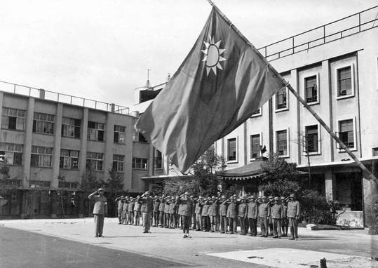 Chinese soldiers raising the Chinese flag at the Chinese occupation headquarters in Osaka, Japan, 8 Sep 1945 [960x680]
