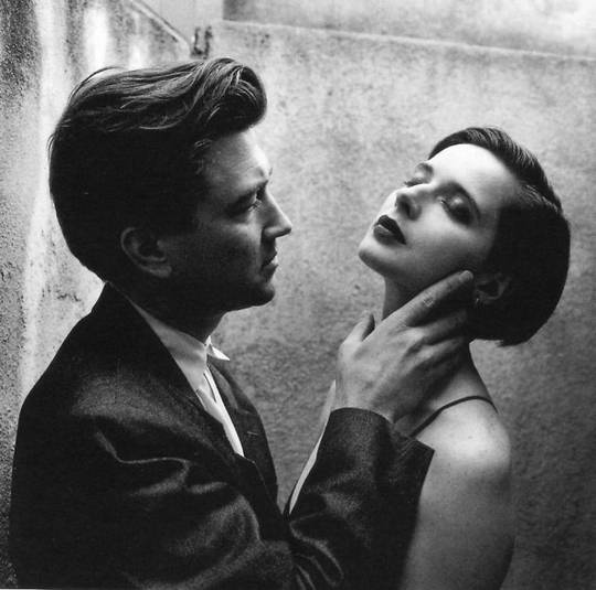 David Lynch and Isabella Rossellini during the filming of ‘Blue Velvet’ (1986).