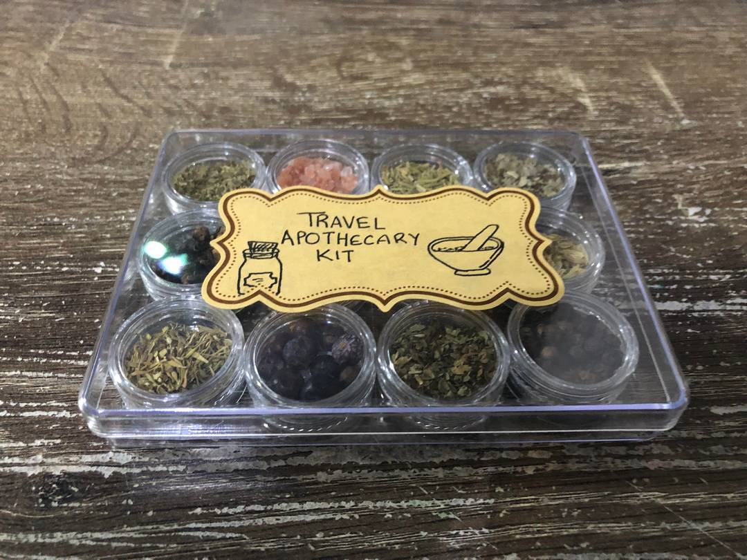 Do any other witches like to make travel apothecary kits ? (This is my mini one - my bigger one is inside my travel altar) 🌿- I have many, and use them all the time. A great and easy way to be able to do your craft on the go.