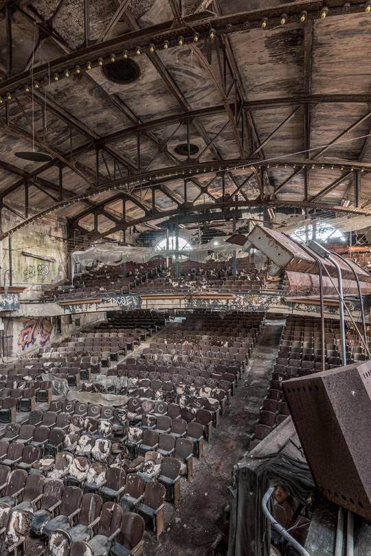 Double decker theater